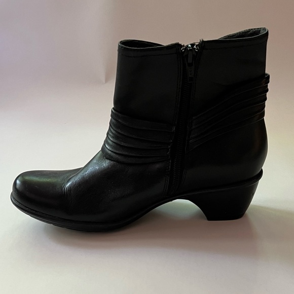Like New CLARKS Leather Ankle Boots - Picture 3 of 9